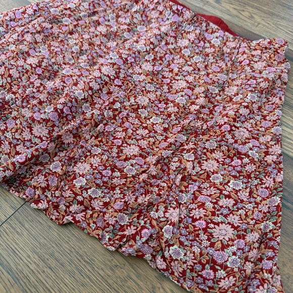 American Eagle Floral Flowy Skirt - Red and Pink Medium Stretch Flirty - Picture 2 of 6